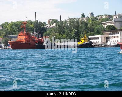 Republik Krim, Sewastopol - 28. Juli 2019: Schiffe im Hafen von Sewastopol. Stockfoto