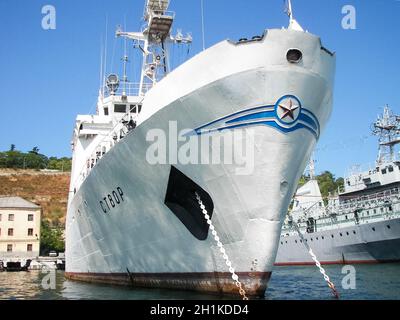 Republik Krim, Sewastopol - 28. Juli 2019: Schiffe im Hafen von Sewastopol. Stockfoto