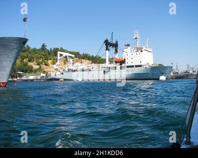 Republik Krim, Sewastopol - 28. Juli 2019: Schiffe im Hafen von Sewastopol. Stockfoto