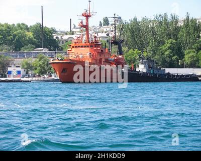 Republik Krim, Sewastopol - 28. Juli 2019: Schiffe im Hafen von Sewastopol. Stockfoto