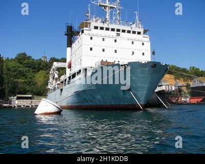 Republik Krim, Sewastopol - 28. Juli 2019: Schiffe im Hafen von Sewastopol. Stockfoto