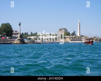 Republik Krim, Sewastopol - 28. Juli 2019: Der Damm der Stadt Sewastopol. Architektur in der Nähe der Küste. Stockfoto