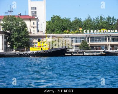 Republik Krim, Sewastopol - 28. Juli 2019: Schiffe im Hafen von Sewastopol. Stockfoto