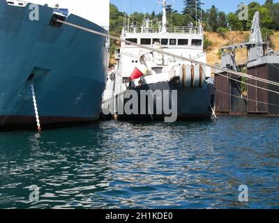 Republik Krim, Sewastopol - 28. Juli 2019: Schiffe im Hafen von Sewastopol. Stockfoto