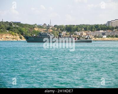 Republik Krim, Sewastopol - 28. Juli 2019: Schiffe im Hafen von Sewastopol. Stockfoto