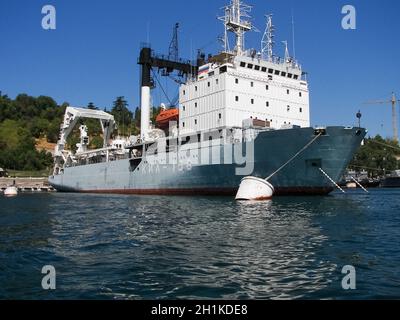 Republik Krim, Sewastopol - 28. Juli 2019: Schiffe im Hafen von Sewastopol. Stockfoto