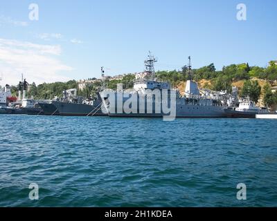 Republik Krim, Sewastopol - 28. Juli 2019: Schiffe der Schwarzmeerflotte Russlands zur Feier des Tages der russischen Marine in Sewastopol Stockfoto