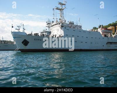 Republik Krim, Sewastopol - 28. Juli 2019: Schiffe im Hafen von Sewastopol. Stockfoto