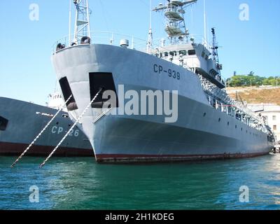 Republik Krim, Sewastopol - 28. Juli 2019: Schiffe im Hafen von Sewastopol. Stockfoto