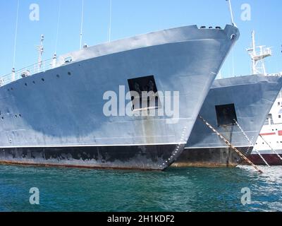 Republik Krim, Sewastopol - 28. Juli 2019: Schiffe im Hafen von Sewastopol. Stockfoto