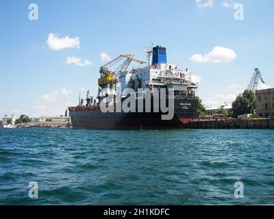 Republik Krim, Sewastopol - 28. Juli 2019: Schiffe im Hafen von Sewastopol. Stockfoto