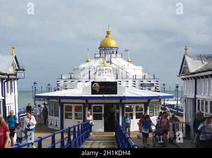 EASTBOURNE, Großbritannien - 28. AUGUST 2019: Blick auf den Eastbourne Pier mit Touristen, die am 28. August um den viktorianischen Teesaal in der Mitte des Decks herumlaufen Stockfoto