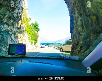 Limone sul Garda, Italien - 21. September 2014: Hohe Berge und Straße am Ufer, Gardasee, Italien, Europa. Blick durch die Windschutzscheibe des Autos Stockfoto