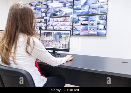 Surveillance & CCTV-Kontrollraum Fahrer bei der Arbeit Stockfoto