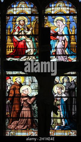 Buntglasfenster in der Kirche Eglise Saint-Eustache, Paris, Frankreich Stockfoto