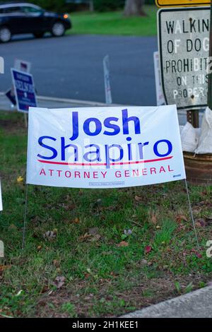 3. November 2020 - Elkins Park, Pennsylvania: Ein Josh Shapiro Schild an einer Polling Station am Wahltag in Elkins Park, Pennsylvania Stockfoto