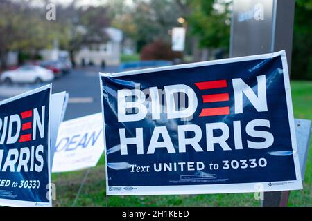 3. November 2020 - Elkins Park, Pennsylvania: Ein Biden Harris-Schild an einer Polling Station in Elkins Park, Pennsylvania Stockfoto