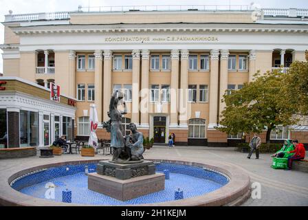 Rostov-on-Don, Russland-24. Oktober 2020: Der Herbst ist in der Stadt. Die Bürger befinden sich in der Nähe des Rachmaninow-Konservatoriums Stockfoto