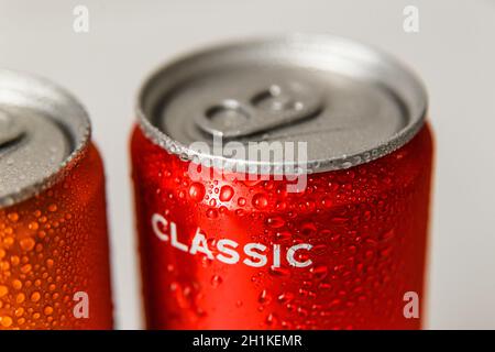 Minsk, Weißrussland - 18. September 2020: Coca-Cola und Fanta Dosen mit Kondenswassertropfen darauf. Zwei Getränke, die von der Coca-Cola Company hergestellt werden Stockfoto