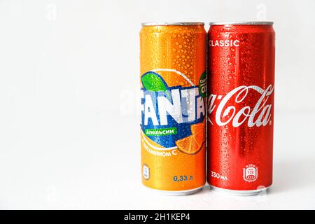 Minsk, Weißrussland - 18. September 2020: Coca-Cola und Fanta Dosen mit Kondenswassertropfen darauf. Zwei Getränke, die von der Coca-Cola Company hergestellt werden Stockfoto