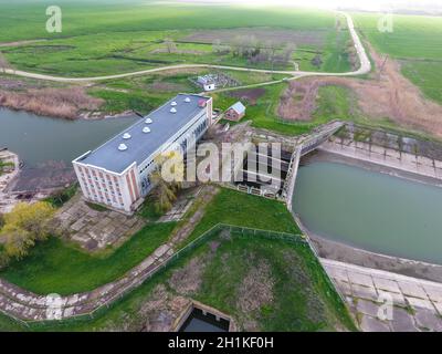 Wasserpumpstation Bewässerungssystems Reisfelder. Ansicht von oben. Stockfoto