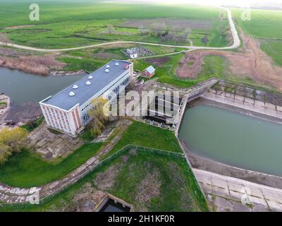 Wasserpumpstation Bewässerungssystems Reisfelder. Ansicht von oben. Stockfoto