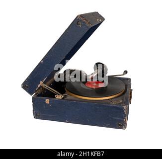 Tragbares Aufwickelramophon. Plattenspieler mit Kurbel. Altes Grammophon mit einer Plattenplatte isoliert auf weißem Hintergrund. Stockfoto