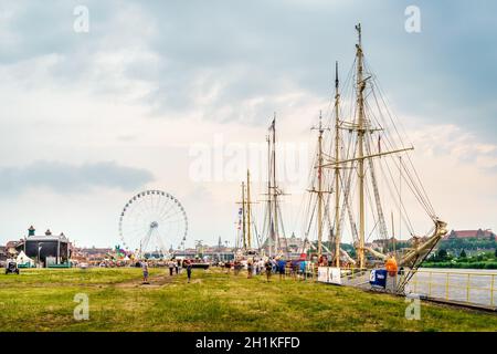 Szczecin, Polen, Juni 2019 Vergnügungspark und Hochschiffe auf den Boulevards der Odra. Massen von Touristen genießen die Tage des Meeres Festival Stockfoto