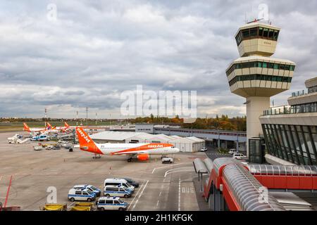 Berlin, 27. Oktober 2020: EasyJet Airbus A320 Flugzeuge am Flughafen Berlin-Tegel in Deutschland. Airbus ist ein europäischer Flugzeughersteller mit Sitz Stockfoto