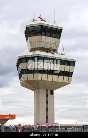 Berlin, Deutschland - 27. Oktober 2020: Berlin Tegel TXL Airport Tower Gebäude in Deutschland. Stockfoto