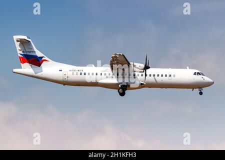 Athen, Griechenland - 22. September 2020: Flugzeug Sky Express ATR 72-500 am Flughafen Athen in Griechenland. Stockfoto