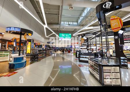 Athen, Griechenland - 23. September 2020: Duty Free Shop am Flughafen Athen in Griechenland. Stockfoto