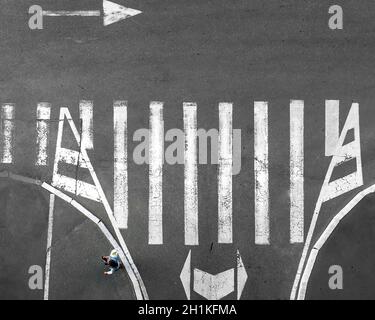 Fußgängerüberweg, auf dem die Menschen gehen. Blick von oben. Zebra. Stockfoto