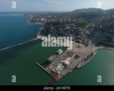 Draufsicht auf die Marina und Kai von Noworossijsk. Stadtlandschaft der Hafenstadt. Stockfoto