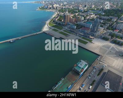 Draufsicht auf die Marina und Kai von Noworossijsk. Stadtlandschaft der Hafenstadt. Stockfoto