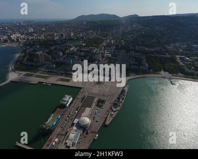 Draufsicht auf die Marina und Kai von Noworossijsk. Stadtlandschaft der Hafenstadt. Stockfoto