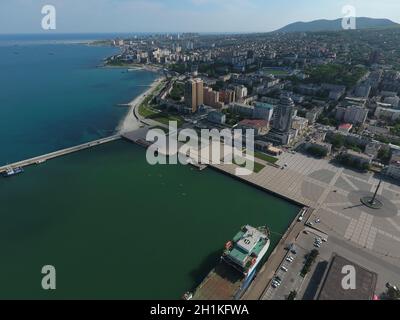 Draufsicht auf die Marina und Kai von Noworossijsk. Stadtlandschaft der Hafenstadt. Stockfoto