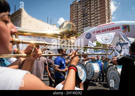 Buenos Aires, Argentinien. Oktober 2021. Eine Frau spielt die Posaune am Tag der Loyalität des Peronisten. Der Generalverband der Arbeit (CGT) und die sozialen Bewegungen haben anlässlich des Tages der Loyalität der Peronisten eine Mobilisierung zum Denkmal der Arbeit durchgeführt. Kredit: SOPA Images Limited/Alamy Live Nachrichten Stockfoto