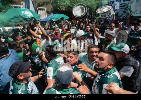 Buenos Aires, Argentinien. Oktober 2021. Die der CGT angeschlossenen Arbeiter singen am Tag der Loyalität der Peronisten. Der Generalverband der Arbeit (CGT) und die sozialen Bewegungen haben anlässlich des Tages der Loyalität der Peronisten eine Mobilisierung zum Denkmal der Arbeit durchgeführt. Kredit: SOPA Images Limited/Alamy Live Nachrichten Stockfoto