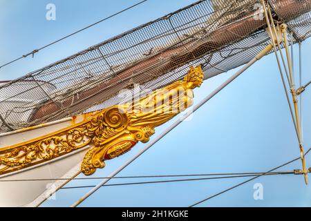 Szczecin, Polen, Juni 2019 Nahaufnahme auf Galionsfigur oder Schiffsbogen Figur des berühmten Großschiffs Juan Sebastian de Elcano, einem Trainingsschiff der spanischen Marine Stockfoto