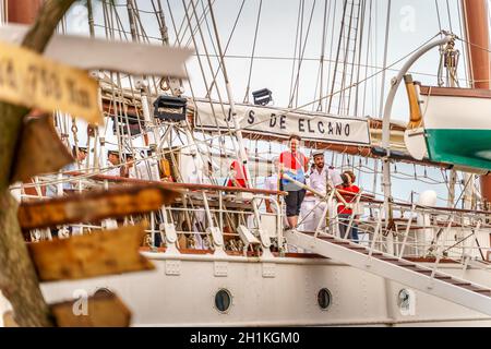 Szczecin, Polen, Juni 2019 Schiffsbesatzung auf dem schönen alten Segelboot Juan Sebastian de Elcano bei den Tall Ship Races in Stettin, vertäut an der Anlegestelle Chrobry Shafts Stockfoto