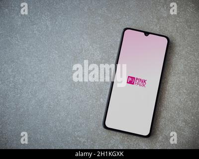 LOD, Israel - 8. Juli 2020: Pink Park App Launch Screen mit Logo auf dem Display eines schwarzen Smartphone auf Keramik Stein Hintergrund. Draufsicht fl Stockfoto