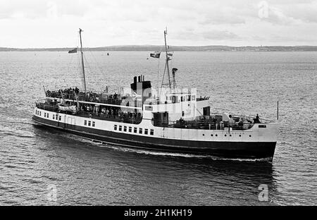 AJAXNETPHOTO. AUGUST 1967. PORTSMOUTH, ENGLAND. - ÜBERQUERUNG DER SOLENT PASSAGIERFÄHRE - M.V. MIT PASSAGIEREN BELADENE RADEINFAHRT VOM RYDE PIER NACH INNEN ZUM HAFEN VON PORTSMOUTH.FOTO:JONATHAN EASTLAND/AJAX REF:3567107 14 Stockfoto