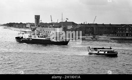 AJAXNETPHOTO. APRIL 1967. PORTSMOUTH, ENGLAND. - KREUZ SOLENT AUTO UND PERSONENFÄHRE - M.V. CAMBER QUEEN (LINKS) NACH AUSSEN NACH FISHBOURNE VOM HAFEN IN PORTSMOUTH ÜBER SEASPEED SRN6 HOVERCRAFT NACH INNEN.FOTO:JONATHAN EASTLAND/AJAX REF:356762 26 Stockfoto