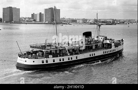 AJAXNETPHOTO. MAI 1967. PORTSMOUTH, ENGLAND. - ÜBERQUERUNG DER SOLENT PASSAGIERFÄHRE - M.V. SHANKLIN NACH INNEN VOM RYDE PIER ZUM HAFEN VON PORTSMOUTH.FOTO:JONATHAN EASTLAND/AJAX REF:3567756 8 Stockfoto