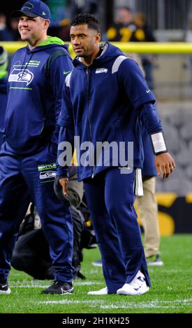 Pittsburgh, PA, USA. Oktober 2021. Russell Wilson während des Spiels Pittsburgh Steelers gegen Seattle Seahawks im Heinz Field in Pittsburgh, PA. Jason Pohuski/CSM/Alamy Live News Stockfoto