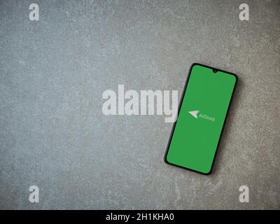 LOD, Israel - 8. Juli 2020: AirDroid App Launch Screen mit Logo auf dem Display eines schwarzen Smartphone auf Keramik Stein Hintergrund. Draufsicht FLA Stockfoto