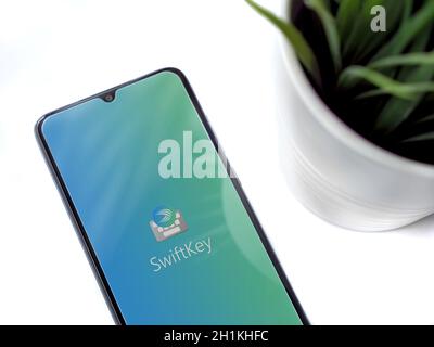 LOD, Israel - Juli 8, 2020: Moderne minimalistische Büro-Arbeitsplatz mit schwarzen Handy mit Microsoft SwiftKey Tastatur App Launch Screen mit lo Stockfoto