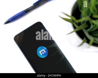 LOD, Israel - 8. Juli 2020: Moderner minimalistischer Büroarbeitsplatz mit schwarzem Smartphone mit Maxthon Browser App Launch Screen mit Logo auf weiß Stockfoto