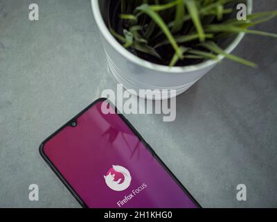 LOD, Israel - 8. Juli 2020: Moderner minimalistischer Büroarbeitsplatz mit schwarzem Smartphone mit Firefox Focus App Launch Screen mit Logo auf Marmor b Stockfoto